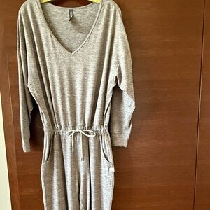 Vuori long sleeve V-neck jumpsuit, never worn, heather taupe color. Size Medium